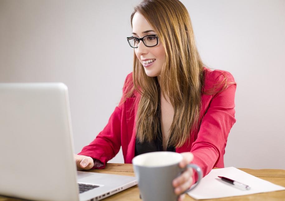Femme souriante devant pc
