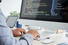 Homme qui tape sur un clavier 