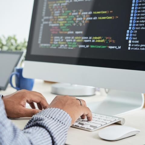 Homme qui tape sur un clavier 
