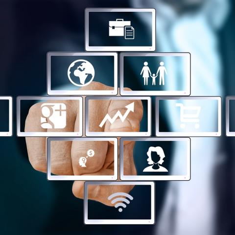 outils numériques pointés du doigt