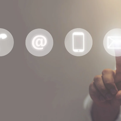 doigt qui touche ecran tactile