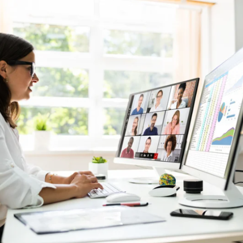 agent devant écran ordinateur