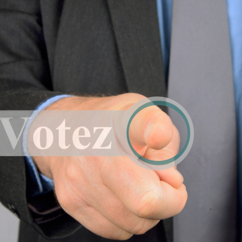 doigt qui touche un écran transparent pour voter